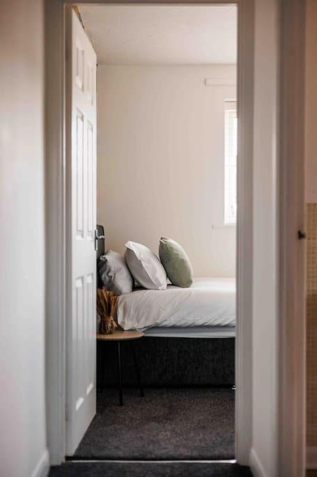 2 Bedroom House-Driveway - Bournemouth Hospital - Long Stay Discounts - Lima Apartments Ltd Exterior photo