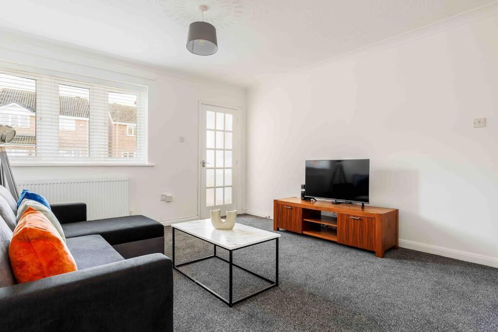 2 Bedroom House-Driveway - Bournemouth Hospital - Long Stay Discounts - Lima Apartments Ltd Exterior photo