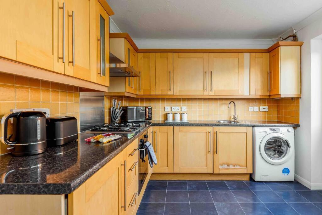 2 Bedroom House-Driveway - Bournemouth Hospital - Long Stay Discounts - Lima Apartments Ltd Exterior photo