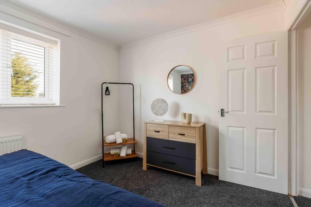 2 Bedroom House-Driveway - Bournemouth Hospital - Long Stay Discounts - Lima Apartments Ltd Exterior photo